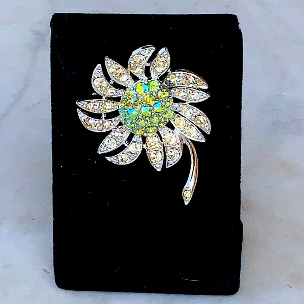 SARAH COVENTRY DAISY BROACH SILVER GREEN AURORA BOREALIS VINTAGE 1 3/4 BY 2 IN